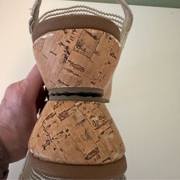 Skechers Beverlee Luxe foam low wedge cork slip on sandals. Size 7. - Picture 8 of 9